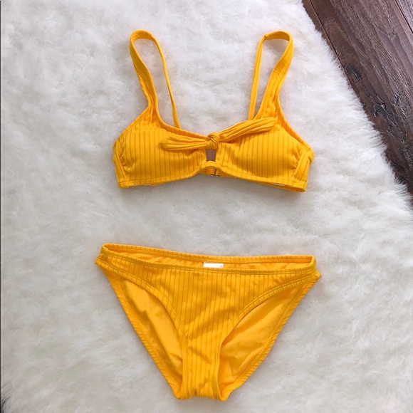 Yellow bikini - Picture 4 of 4